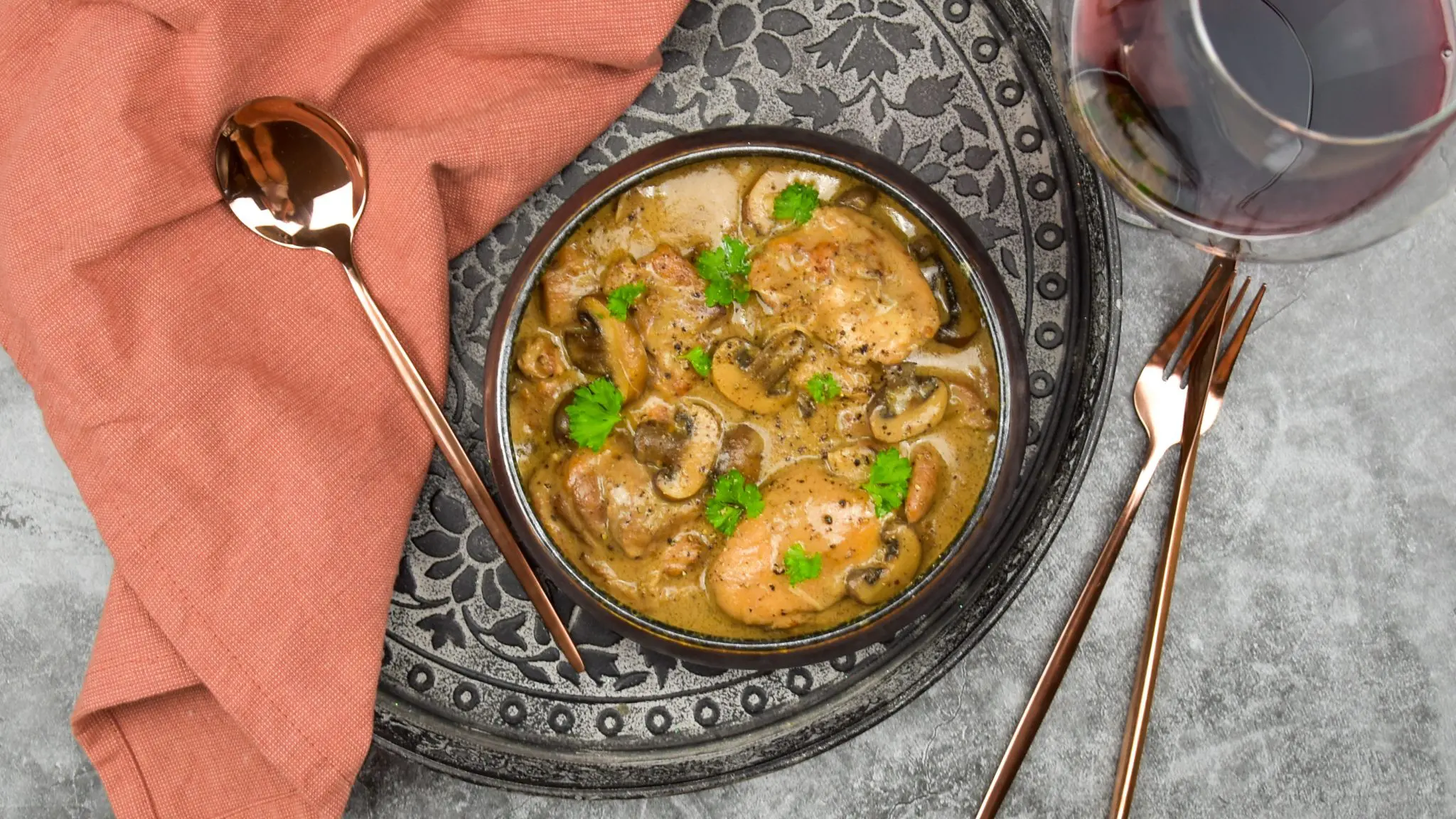 Kippendijen in madeira roomsaus met champignons