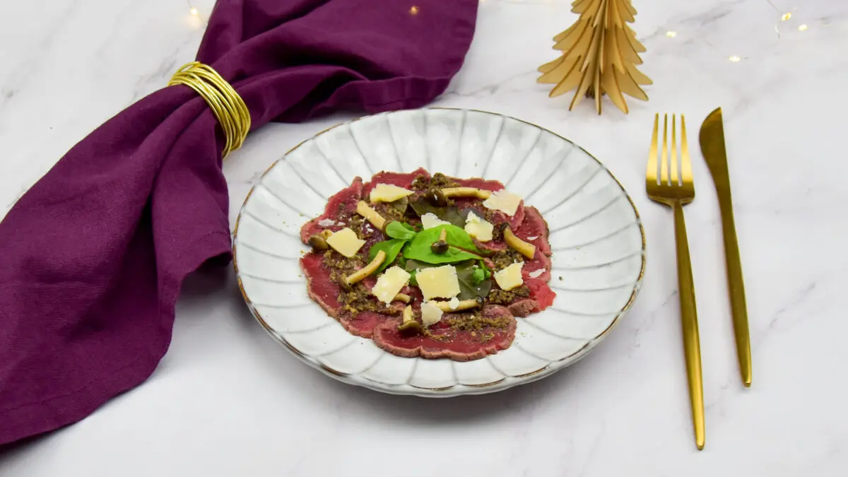 Hertencarpaccio met truffeltapenade en beukenzwammen
