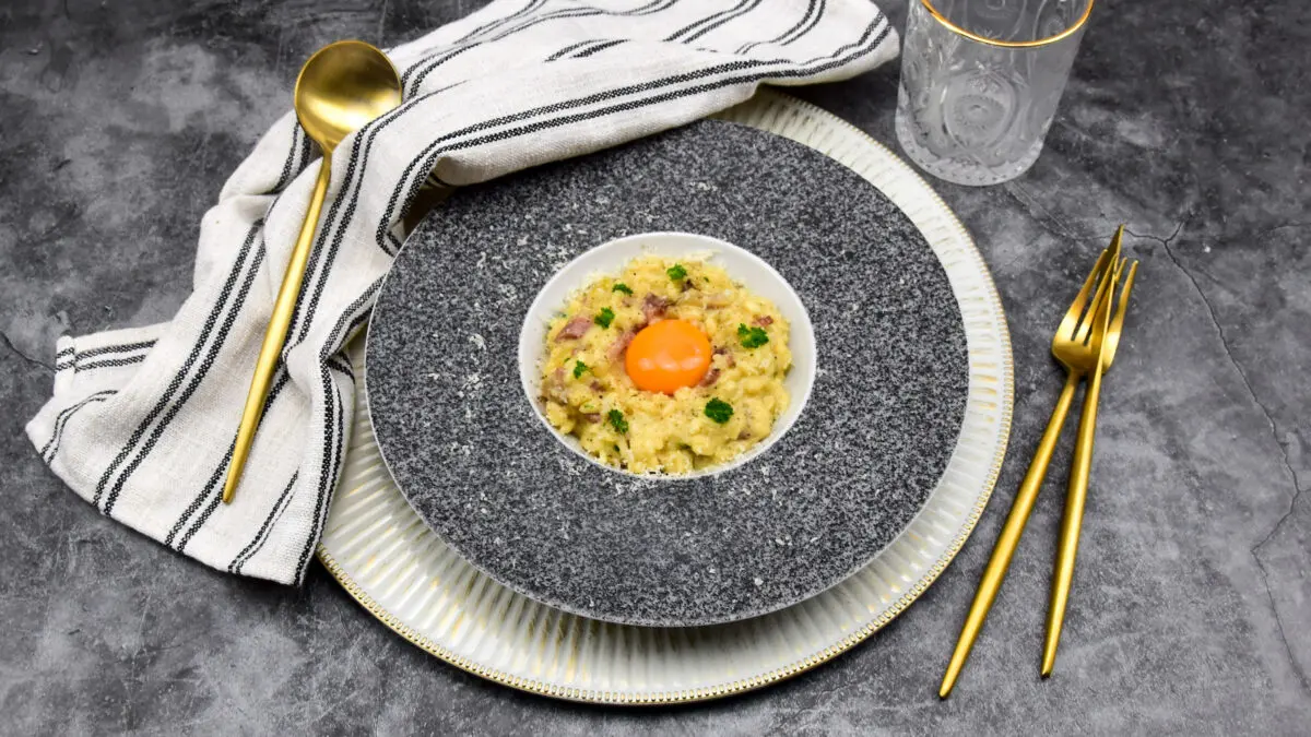 Risotto carbonara met een rauwe eidooier