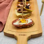 Pintxos met aïoli, chorizo en een gebakken eitje