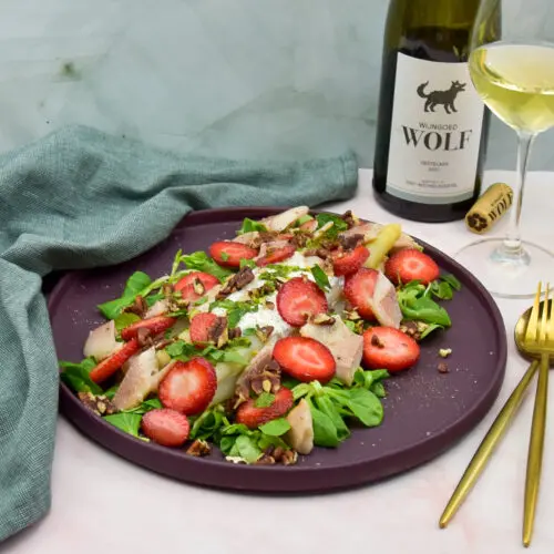 Witte asperges met Hollandse aardbeien, gerookte forel en pecannootjes