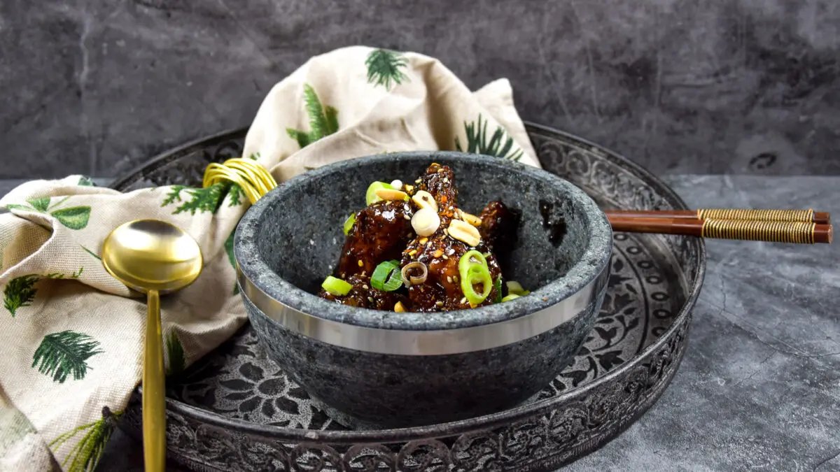 Koreaanse kip met sesamzaad en een sticky honingsaus (Dakgangjeong)