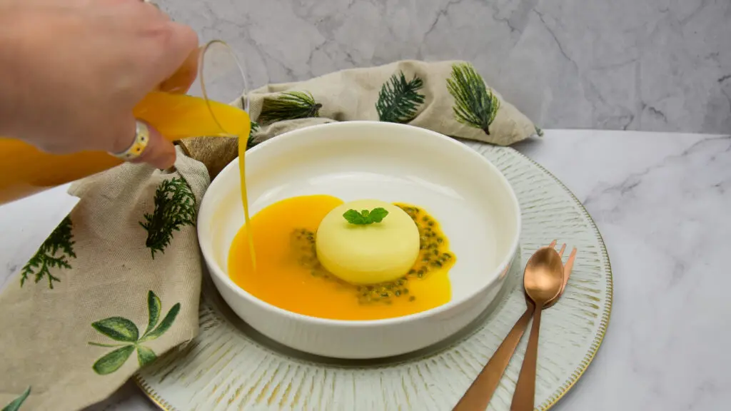 Passievrucht panna cotta met mango en kokos