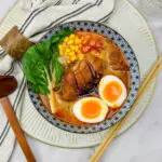 Ramen noodle soep met eend en zwarte knoflook