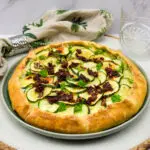 Courgette galette met crispy chili oil