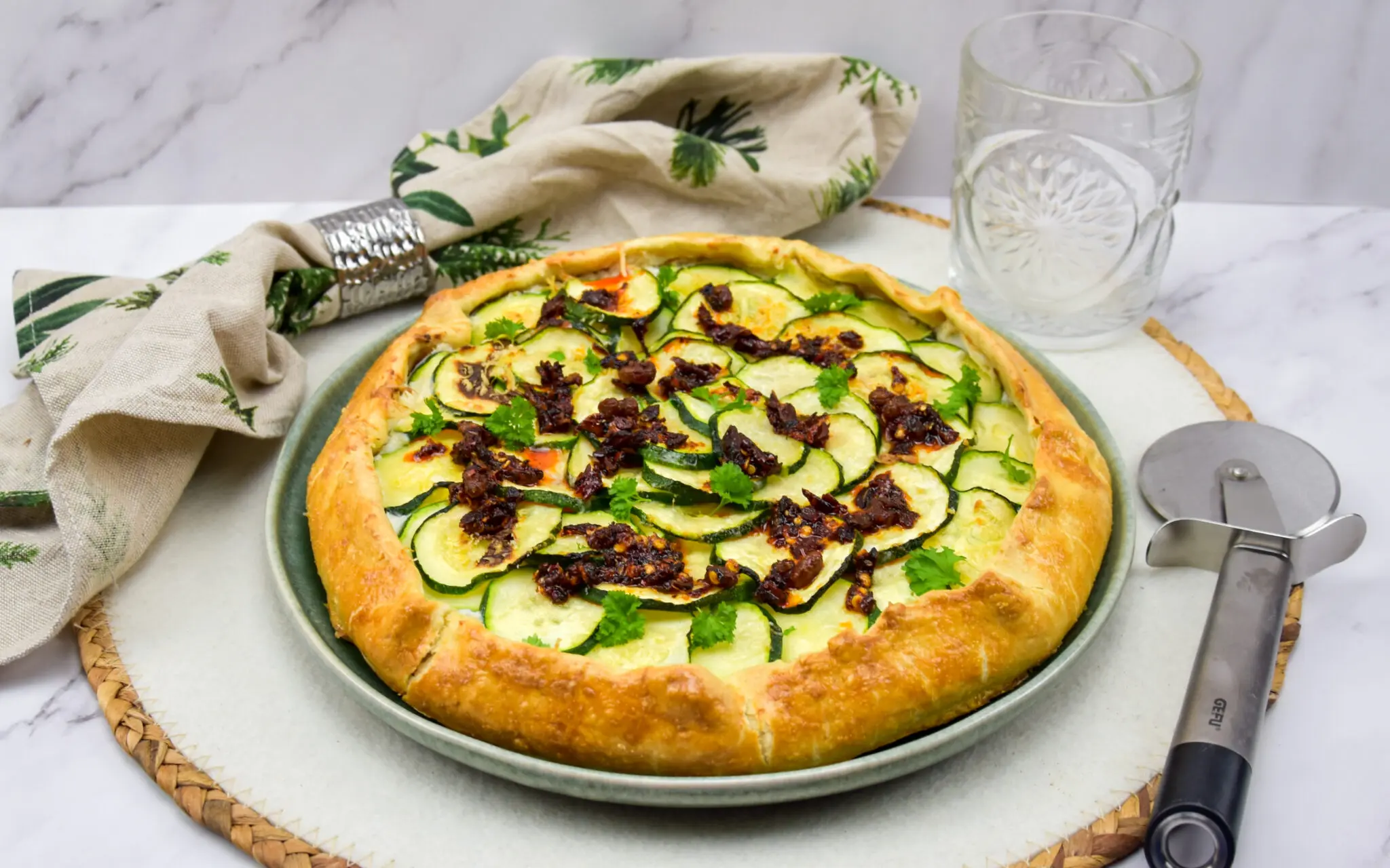 Courgette galette met crispy chili oil