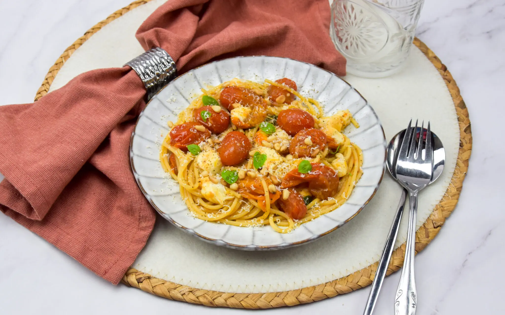 Spaghetti met cherrytomaatjes ansjovis en scamorza