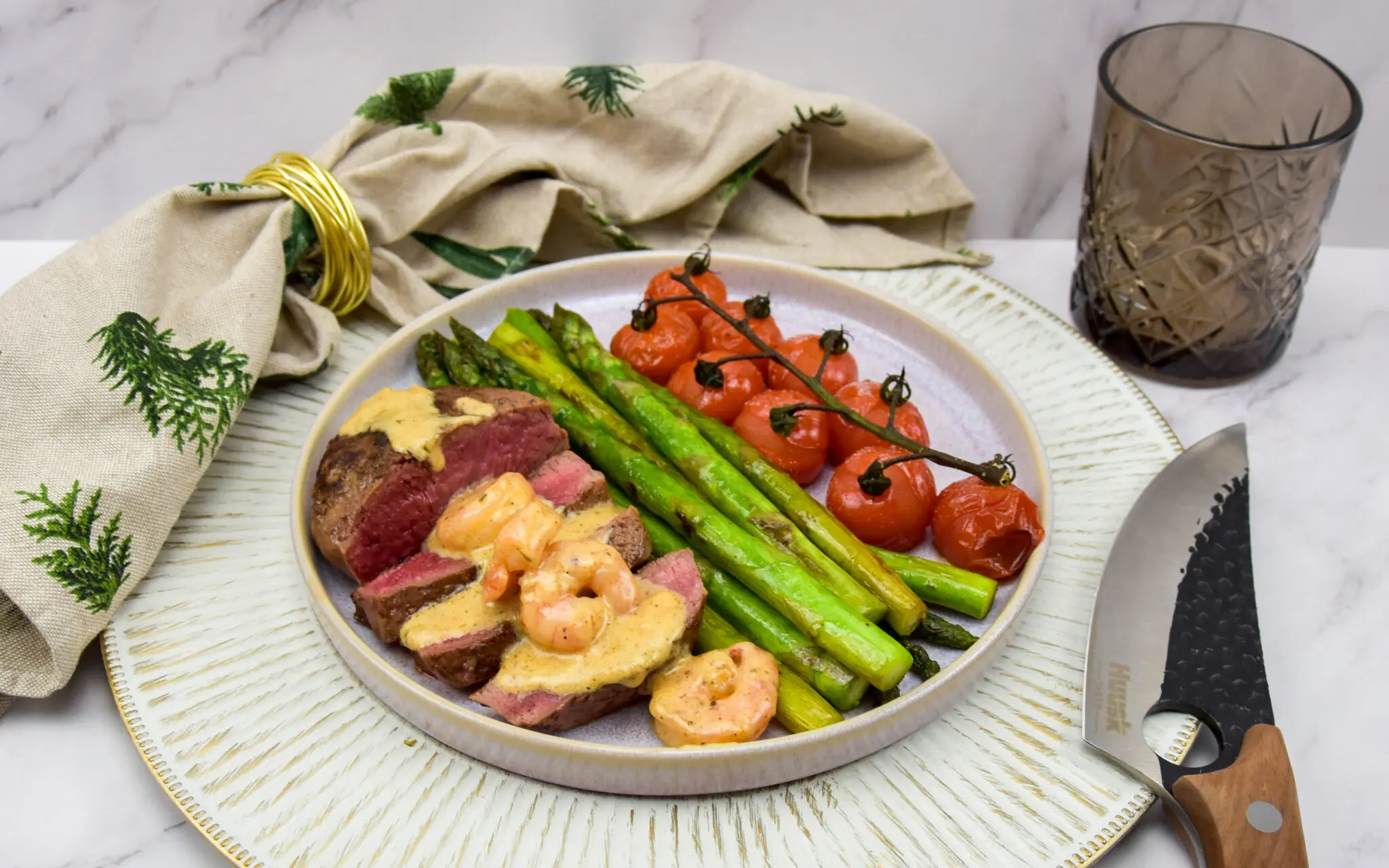 Ossenhaas tournedos met knoflookgarnalen roomsaus, gegrilde asperges en geroosterde tomaatjes