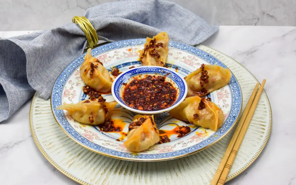 Kip gyoza met crispy chili oil