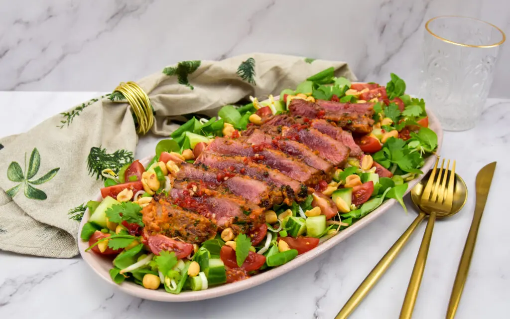 Thaise salade met ribeye steak