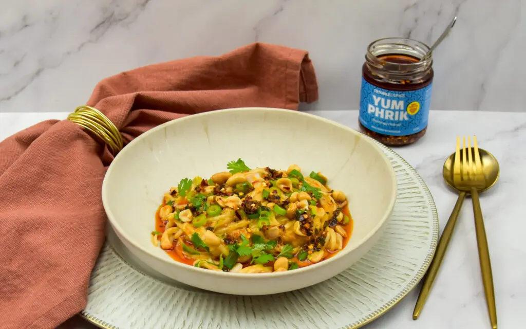 Rode curry udon noodles met Thaise crispy chili oil