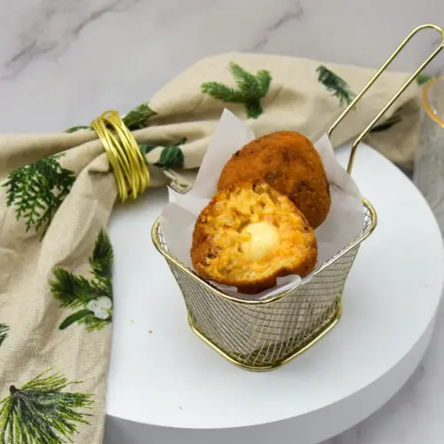 Arancini met burrata en crispy chili oil