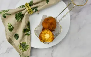 Arancini met burrata en crispy chili oil