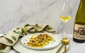 Pistache pasta carbonara met guanciale