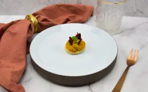 Amuse met tikka masala mousse en tandoori kippenhuid