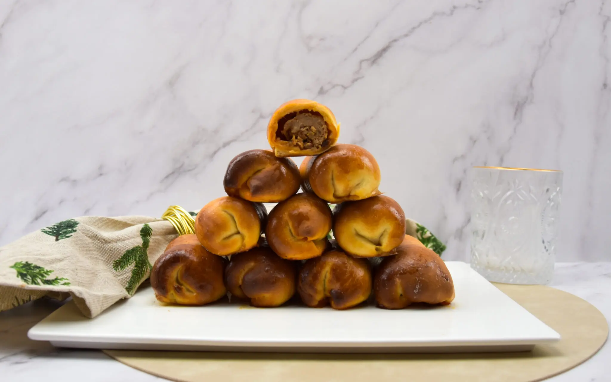 Crispy chili oil worstenbroodjes