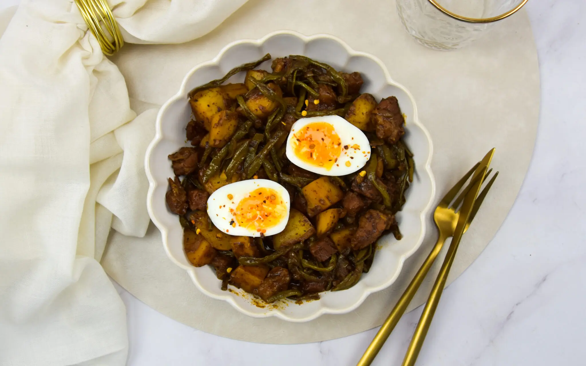 Zoutvlees masala met aardappel en kouseband