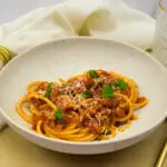 Pasta con polpo e pomodore: Pasta met octopus in tomatensaus