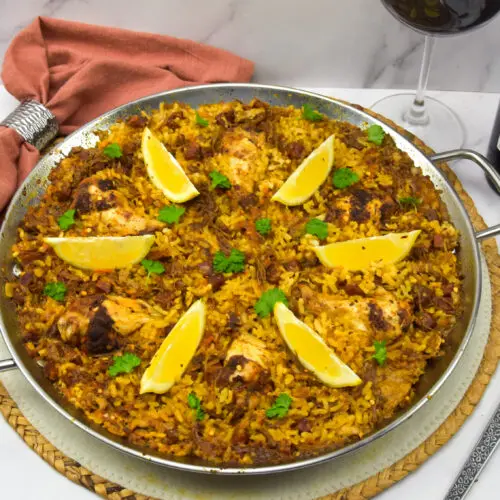Paella met kip, eend en chorizo