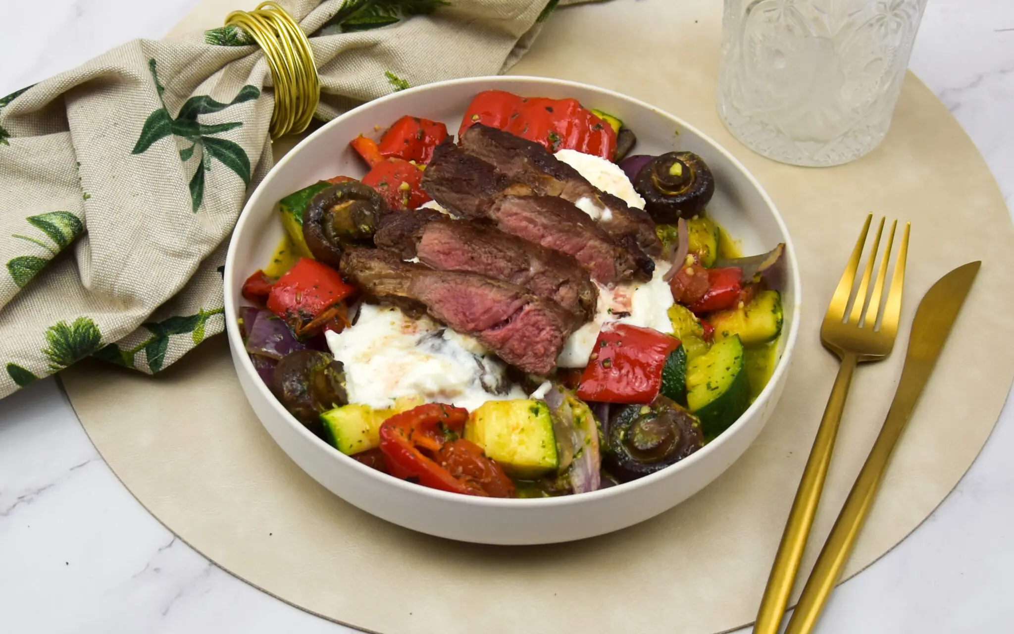 Geroosterde groenten met ribeye steak en burrata