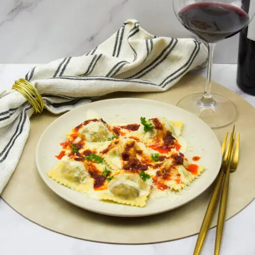 Bolognese ravioli met bechamelsaus en 'nduja boter