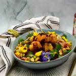 Spicy noodle bowl met tofu Spicy noodle bowl met gefrituurde tofu en crispy chili oil