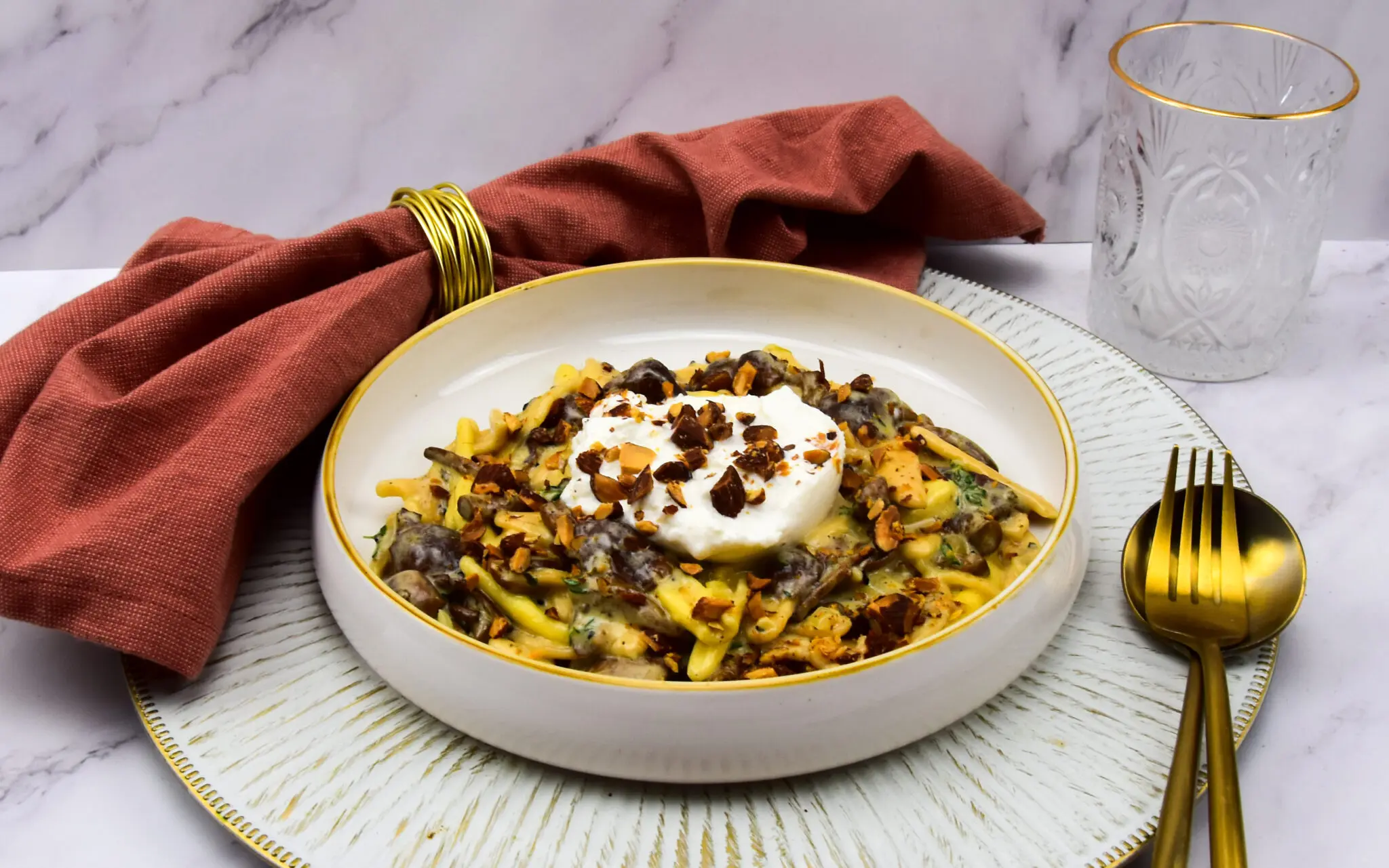 Pasta met truffelroomsaus en bundelzwammen