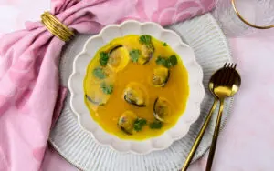 Asperge bouillon met saffraan en schelpjes