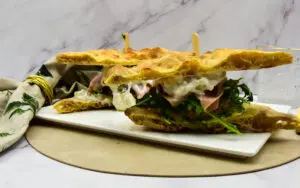 Pinsa kipburgers met mortadella, burrata en pistache