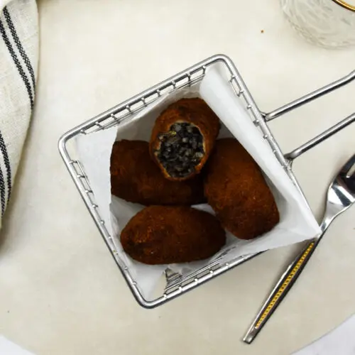 Zwarte risotto kroketjes met knoflook gamba's