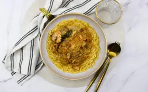 Romige kippenstoof met witte wijn en abrikozen