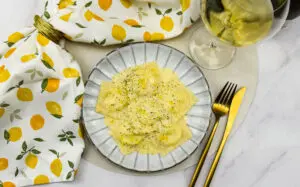 Citroen ravioli met witte wijnsaus