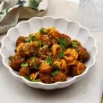 Pasta met gehaktballen in bier tomatensaus