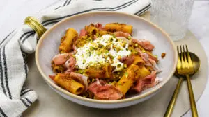Pasta met rode pesto, parmaham, burrata en pistachenootjes