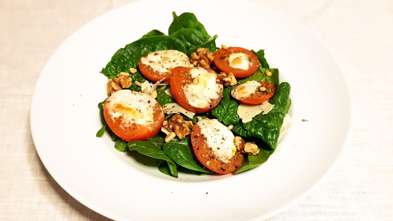Caprese salade uit de oven met spinazie, groene pesto en walnoten