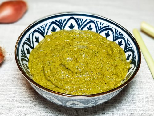 Vlak Kijkgat Positief Groene currypasta maken - EvieKookt