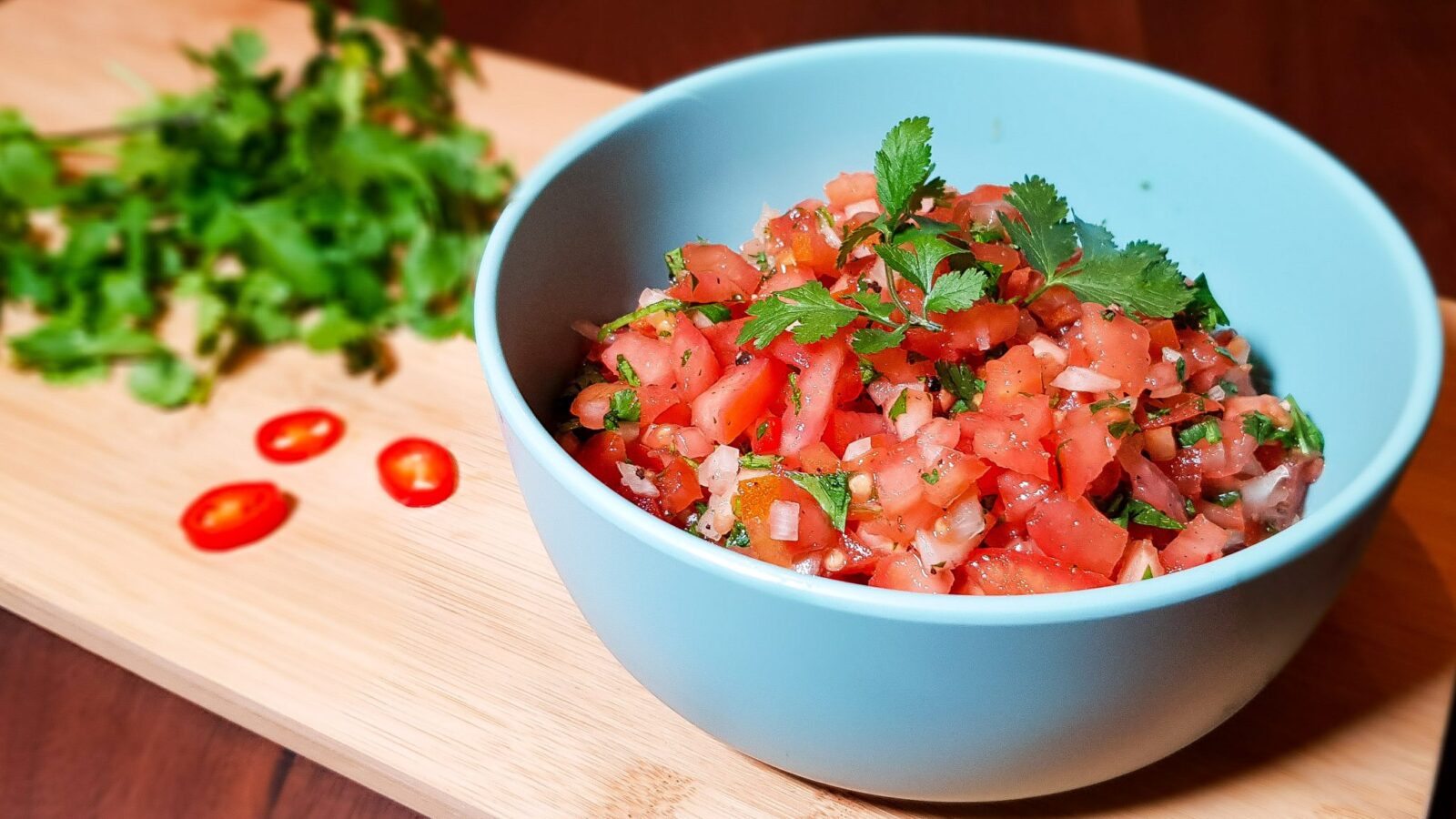 Indiase tomatenrelish met rode peper en koriander