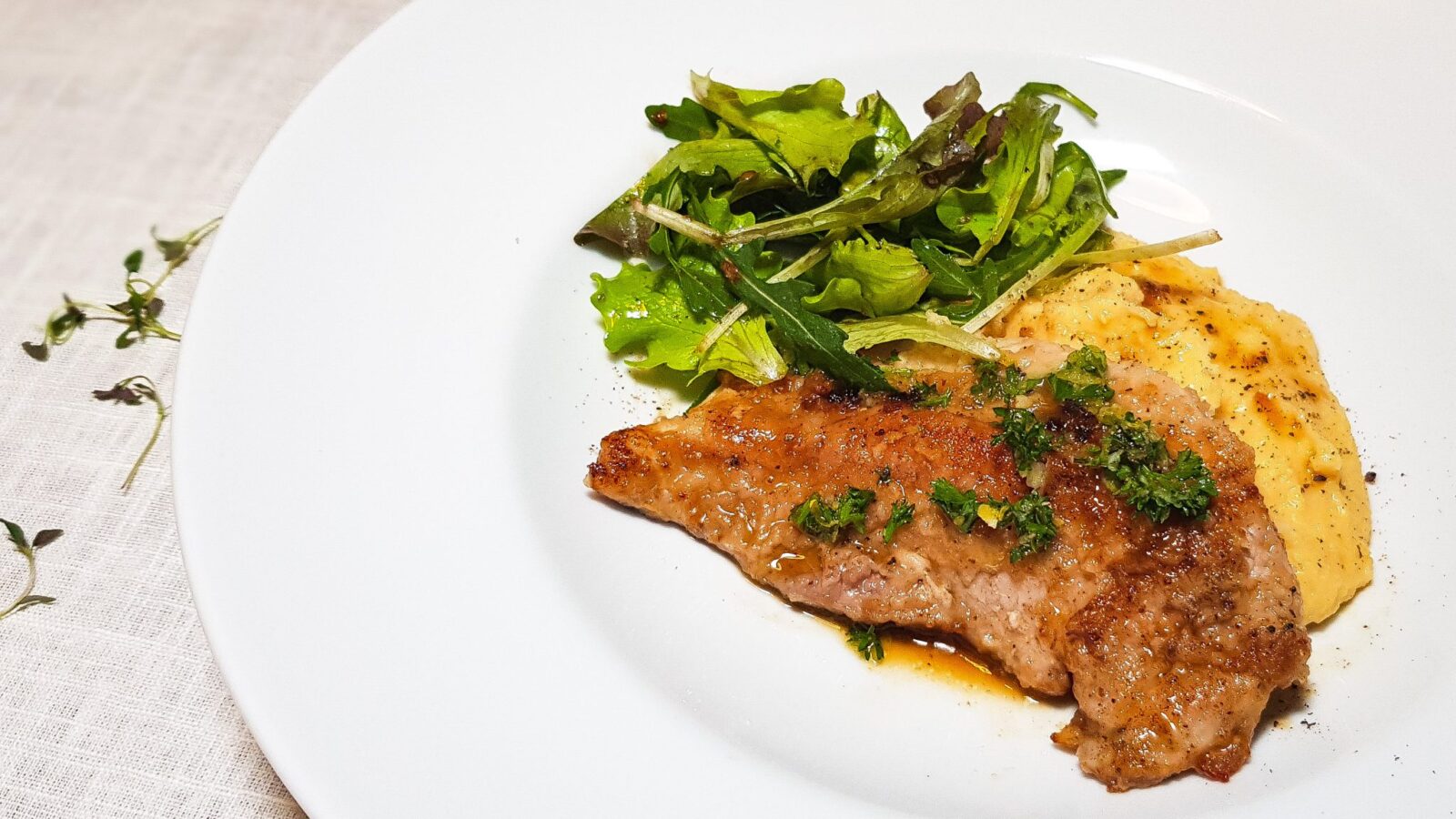 Scalopine el limoncello met polenta, gremolata en limoncellosalade