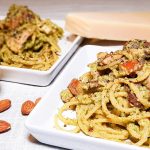 Spaghetti met groene olijvenpesto, gerookte kip en kastanjechampignons