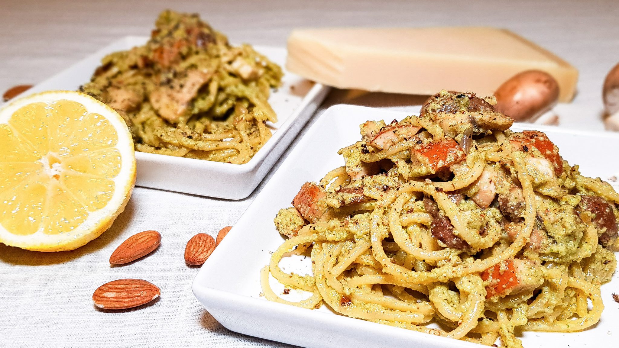 Spaghetti met olijvenpesto en gerookte kip