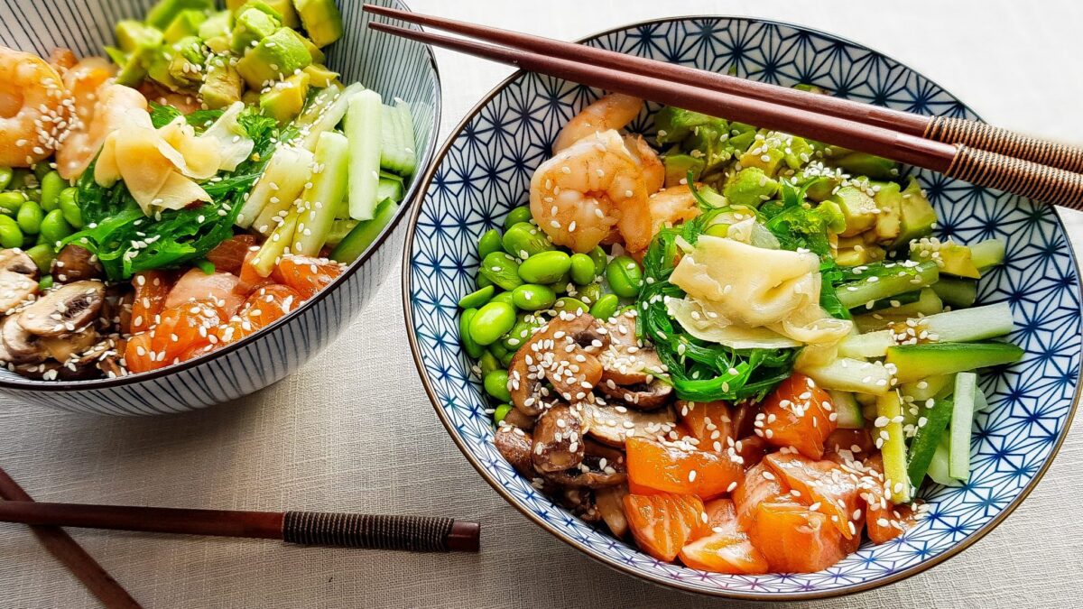 Pokébowl met zalm, garnalen en champignons