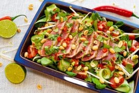 Thaise rosbiefsalade met een dressing van limoen, vissaus en rode pepers