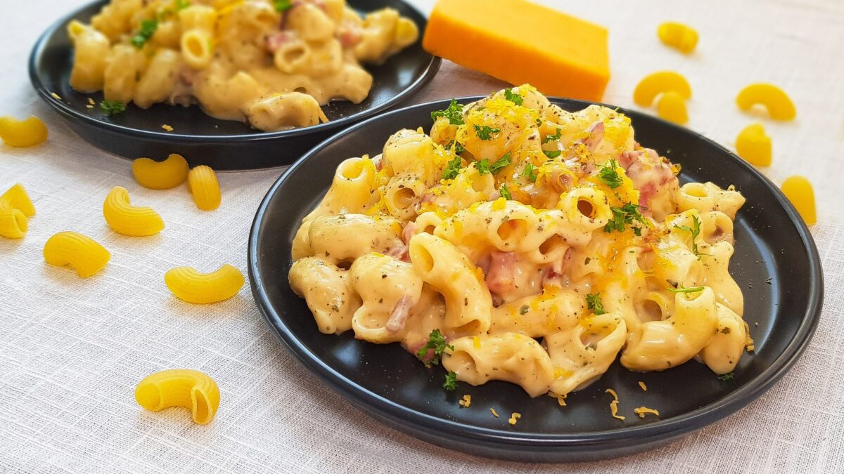 Mac'n cheese met bacon, cheddar, mozzarella en oude kaas