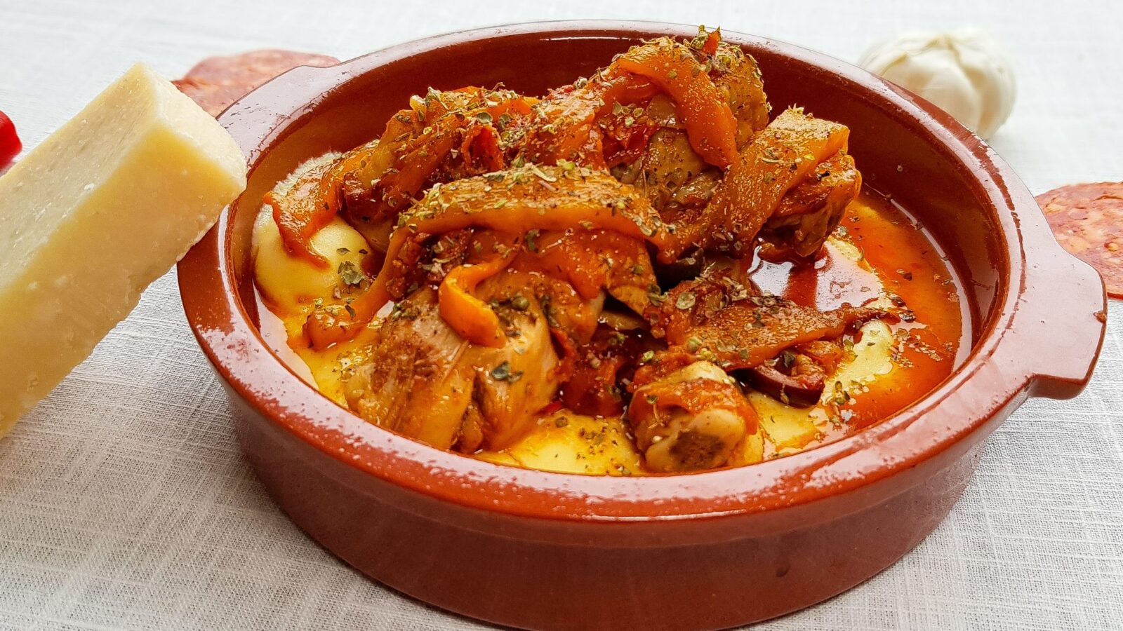 Paprikastoof met drumsticks, chorizo en olijven