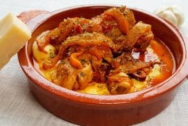 Paprikastoof met drumsticks, chorizo en olijven