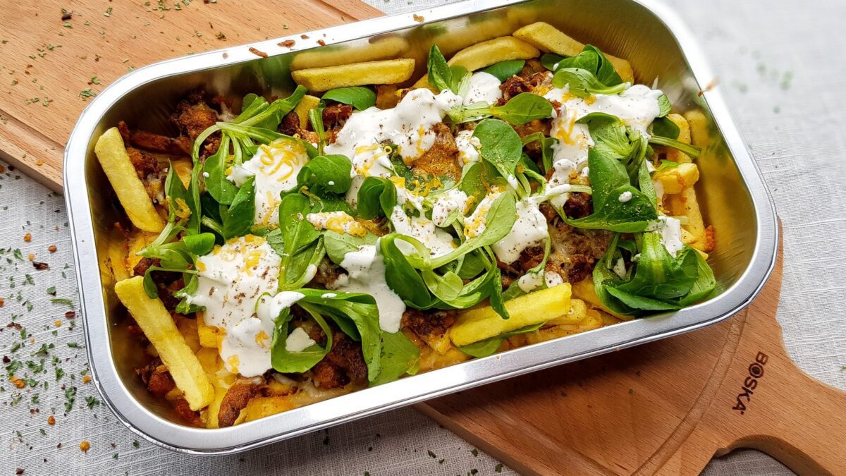 Zelfgemaakte kapsalon van kipshoarma met yoghurt knoflooksaus