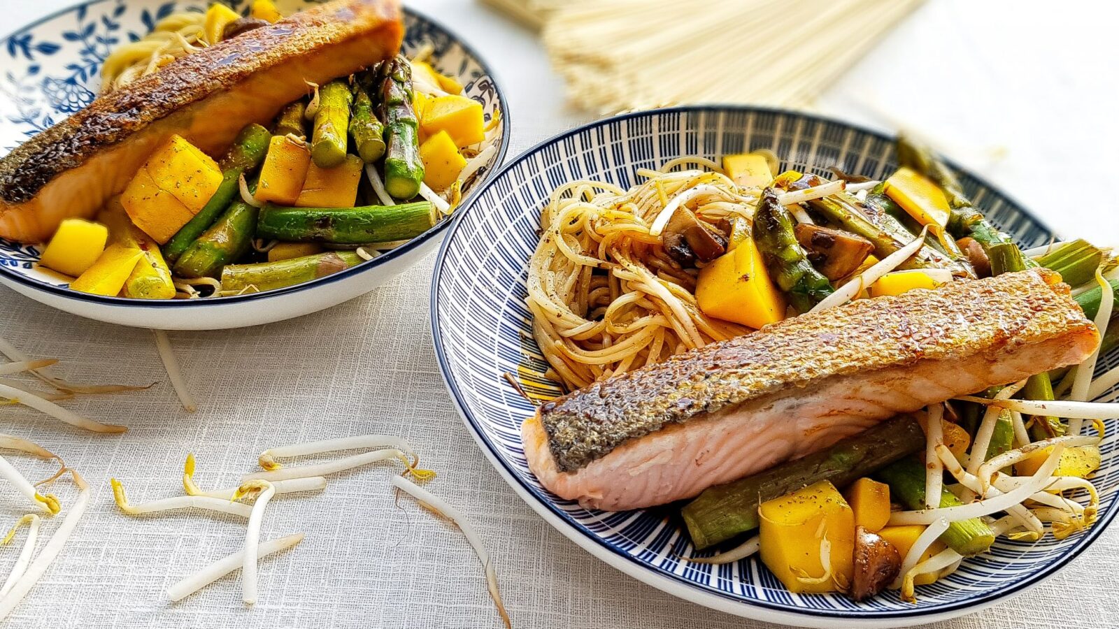 Groene asperges met ramen noedels, mango,kastanjechampignons en gebakken zalm met een ketjap honing saus
