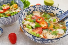 Vegetarische Tom Yum soep uit Thailand met stropaddestoelen. Een zure pittige soep uit Thailand