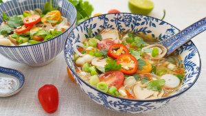 Vegetarische Tom Yum soep uit Thailand met stropaddestoelen. Een zure pittige soep uit Thailand