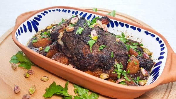 Lamsbout met pruimen en honing uit de oven Lamsbout met pruimen en honing uit de oven
